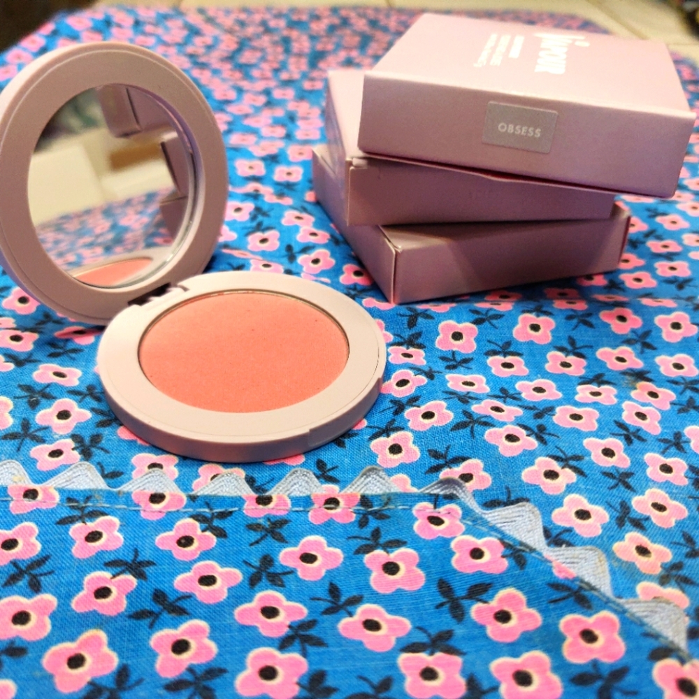 Vapour beauty powder blush. Color obsess